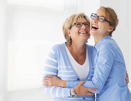 Femme et sa mère portant toutes deux des lunettes Optic 2000 Suisse